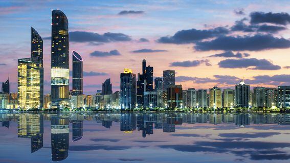 Đường chân trời Abu Dhabi lúc hoàng hôn