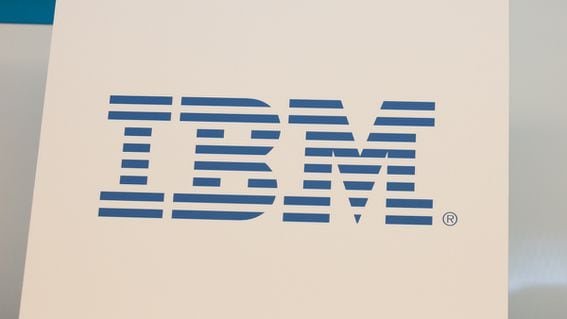 Logo IBM tại Consensus 2018 (CoinDesk)