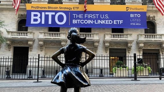 Sở giao dịch chứng khoán New York với biểu ngữ gắn cờ ProShares Bitcoin Strategy ETF vào ngày bắt đầu giao dịch.