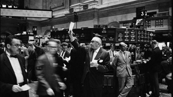 Tiền thân của các nhà giao dịch ngày nay tại sàn NYSE năm 1963 (Thư viện Quốc hội)