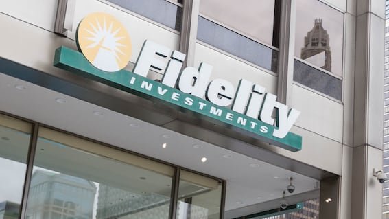 Biển hiệu Fidelity Investments trên một tòa nhà
