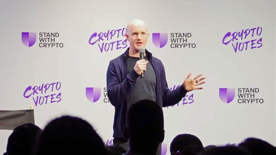 Brian Armstrong phát biểu tại một cuộc biểu tình chính trị do Stand With Crypto tổ chức. (ảnh chụp màn hình từ video Coinbase)