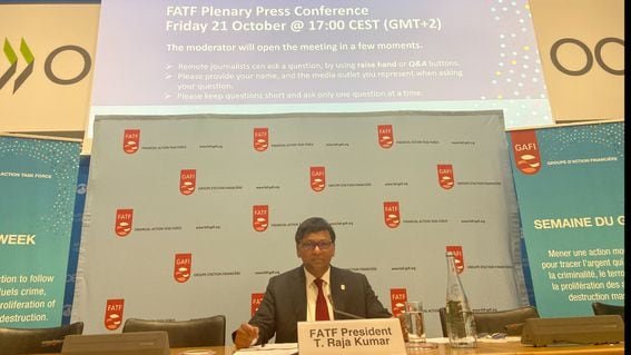 Chủ tịch FATF T. Raja Kumar phát biểu trong cuộc họp báo ở Paris, Pháp, vào tháng 10 năm 2022. (Amitoj Singh/CoinDesk)