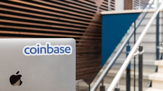 Nhãn dán Coinbase trên máy tính xách tay Macintosh