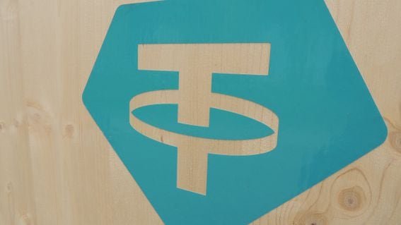 Logo của Tether được vẽ trên nền gỗ.