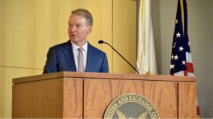 Chủ tịch SEC: Chính sách sai lầm có thể đẩy crypto thành “nhà tù giám sát”