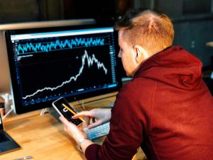 Bitcoin giữ gần mức 65.000 USD khi đợt bán tháo AI trị giá 800 tỷ USD khiến tiền mã hóa phần lớn không bị ảnh hưởng