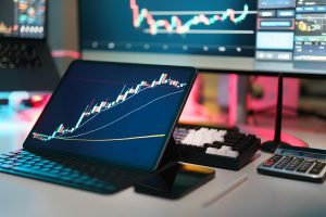 Các nhà giao dịch XRP đặt cược vào sự phục hồi khi giá trượt về 1 USD và tâm lý bi quan dâng cao