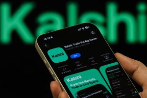Dữ liệu cho thấy khối lượng hợp đồng vĩnh viễn bitcoin và ether trên Kalshi bị chi phối bởi những lệnh lặp lại bất thường