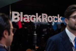 BlackRock tìm cách bảo vệ nhà đầu tư bitcoin khỏi thua lỗ sau khi quỹ đối thủ trụ vững qua cú sập 50%